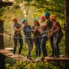 Diverse collega's lachen samen tijdens teambuilding op touwenparcours tussen groene boomtoppen in Nederlands bos
